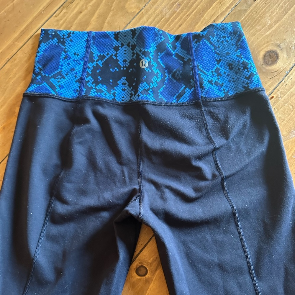 Lululemon bell bottom leggings. No size tag but waist is 26” and inseam 33”.